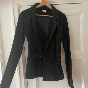 Diesel kavaj/kofta/omlott - Kavaj eller kofta eller omlott? Man vet inte så noga men den e snygg. Mjukistyg typ? Små nitdetaljer och ett spänne i midjan