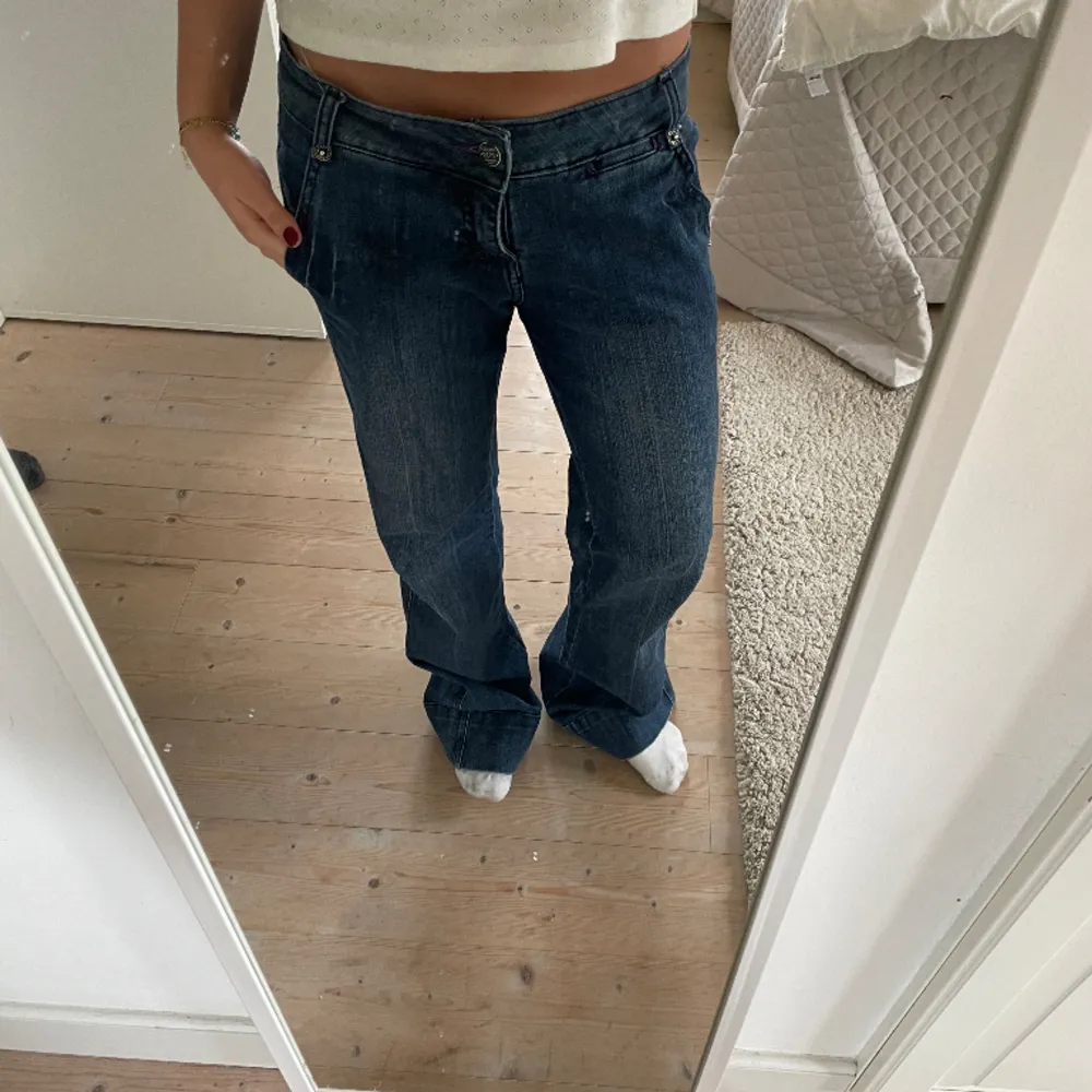 Såå snygga och coola lågmidjade jeans som jag köpte i London. Jag är 163 men dem e vekrligne för långa för mig, står på tå på bilderna. Jeans & Byxor.