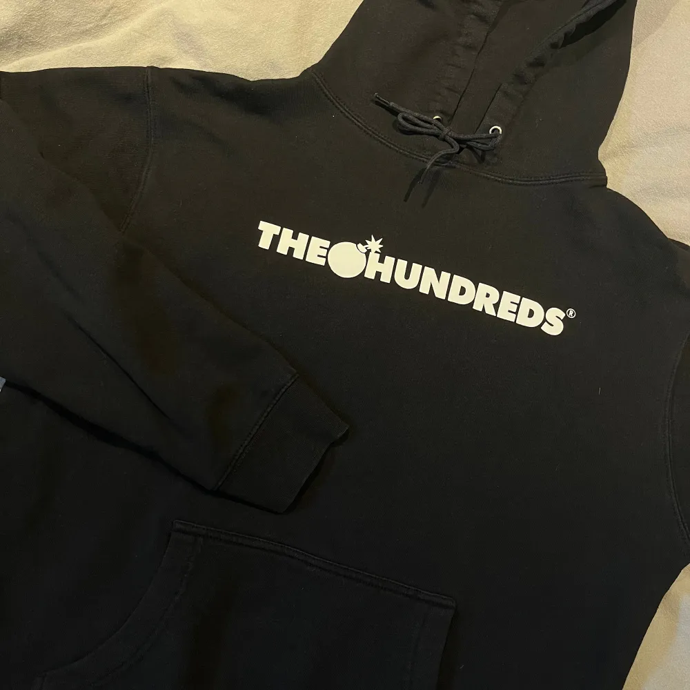 The hundreds hoodie svart sale