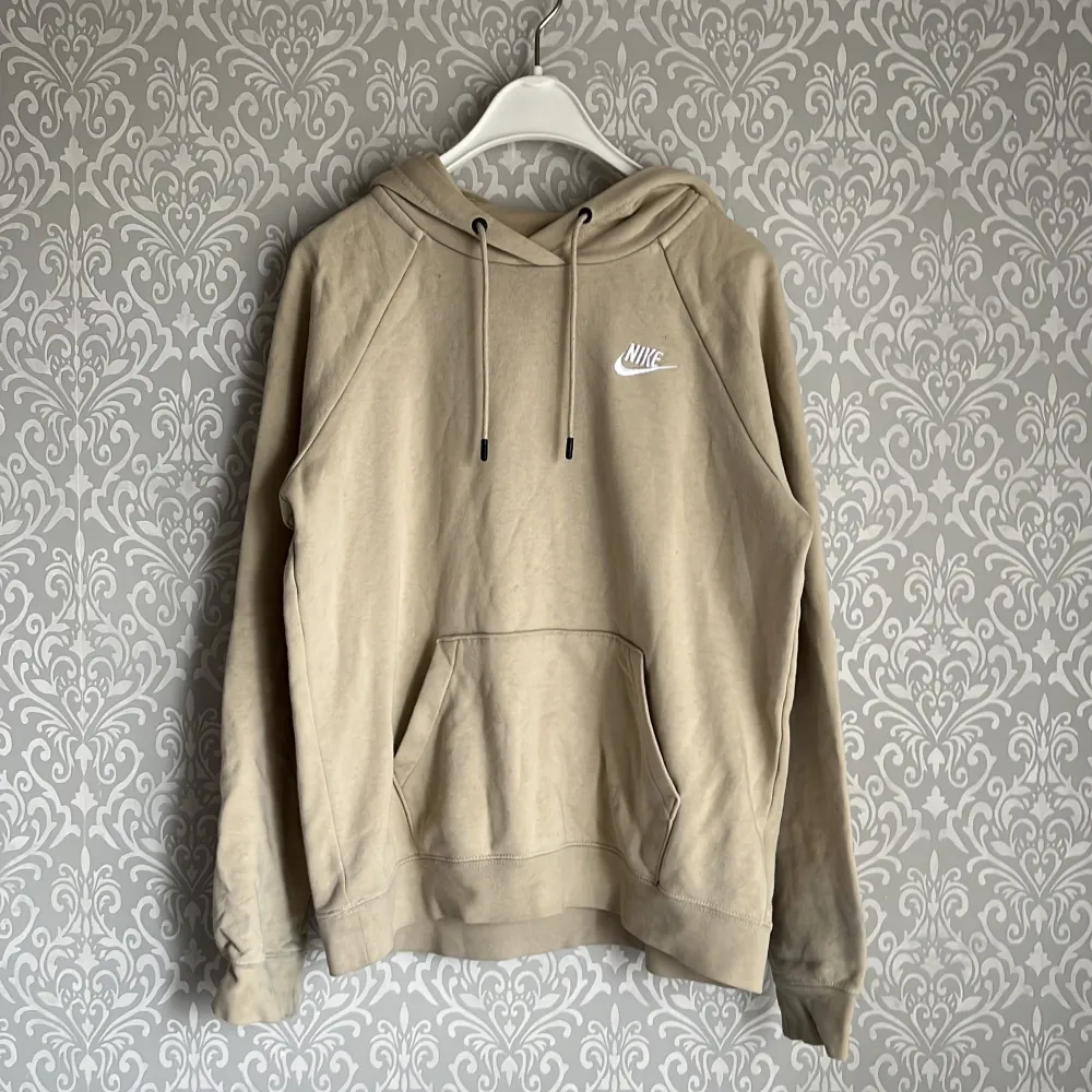 Beige, Nike Hoddie med framficka, stl S, Inte använd så ofta, Det finns en pytteliten lila fläck bakom luvan men den syns ej. Hoodies.