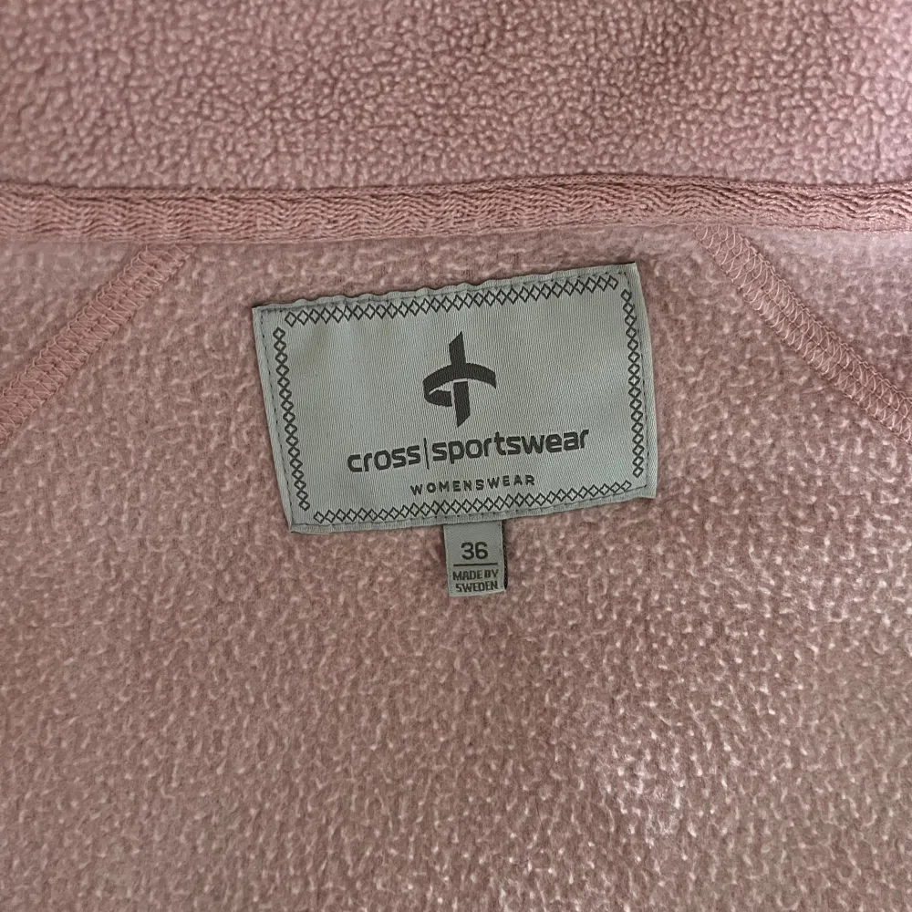 SOC sportswear blouse 👚. Soft to skin and pink. Comfy and warm. Suitable if you want to be warm in cold weather or even around the house. 🏡😁 Condition: Good.   . Tröjor & Koftor.
