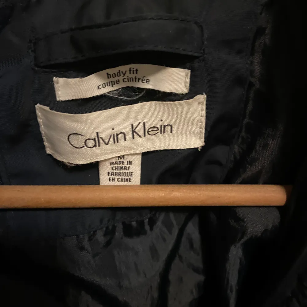  Säljer min marinblå Calvin Klein jacka för har en annan . Jackor.