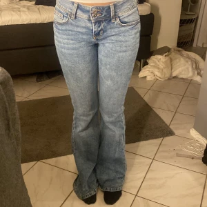 Boutcut  jeans - Nu säljer jag mina snygga jeans från hm med coola detaljer på bakfickorna😍,köpta för 299kr säljer nu för 200kr. Byxorna är inte använda många gånger (se på bild 3).Skriv för fler bilder💗