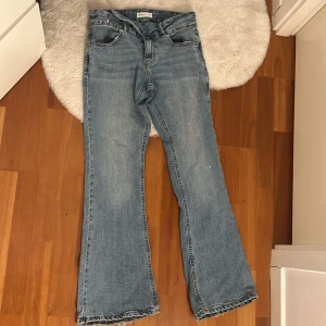 Bootcut jeans lågmidjade  - Ett par fina jeans från Gina tricot i storlek 36, säljs pågrund av att jag inte använder dessa längre . De är lite slitna längst nere pga att de är lite för långa på mig men det är inget man lägger märke till. 