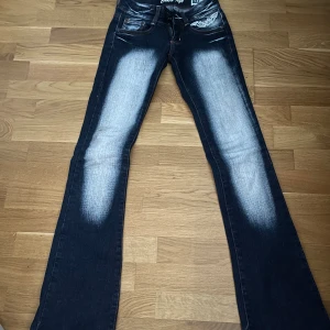 Crazy age lowwaisted bootcut jeans - As fräcka crazy age jeans som är lågmidjade och har en bootcut! Säljer pga för små och dem är köpta här från Plick. Dem är i jättefint skick!