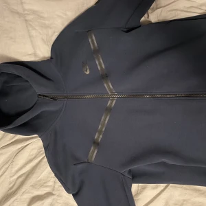 Nike tech  - Säljer min oanvända Nike tech fick den i julas men var för stor för mig (L) pris kan diskuteras 
