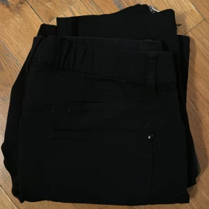 Svart byxa Strl 42  - Svart byxa strl 42  Kan även passa 40.  Stretchiga och bekväm men passar en som är Max 172-174 i längden 