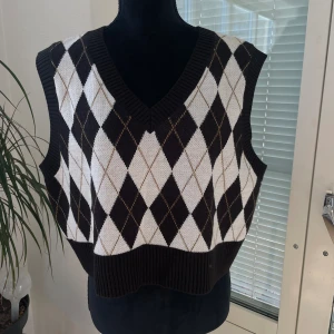NY! Stickad väst strl XL - Stickad kort väst i strl XL Helt ny aldrig använd, tyvärr är lappen borttagen men bara hängt i garderoben 