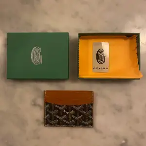 Svart/brun korthållare från goyard. Produkten är helt ny med tags. Ser och har exakt samma kvalitet som en riktig. Hör gärna av er vid frågor och funderingar 📦