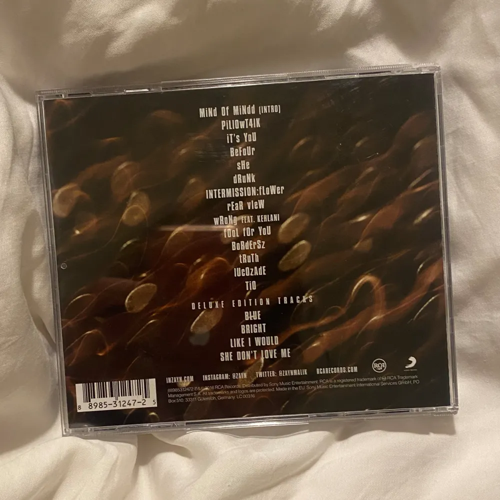 En cd-skiva men zayns första album som soloartist. Själva skivan är oanvänd men omslaget är lite slitet.. Övrigt.