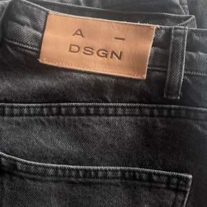 Högmidjade, superlånga jeans från A-DSGN. För referens: Perfekt långa på mig som är 175, Alice Stenlöf har dom med klackar. Säljs inte längre. Innersömmen är 83cm.
