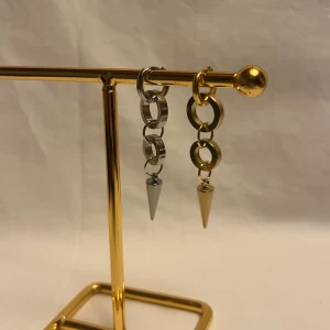 Örhängen  - Finns i guld och silver. Köp för 99kr/st Eller 185kr/ paret. Modell 150 Smyckes ställningen finns även att köpa för 299kr!