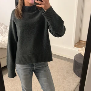 Stickad tröja - Supermysig stickad tröja från uniqlo i en jättefin grön färg, färgen syns bäst på andra bilden❤️
