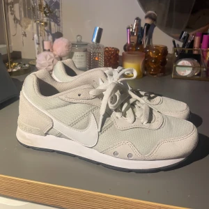 Nike skor - Helt nya Nike skor, använda en gång och super bra skick🤩🥰tryck gärna på ”köp nu”