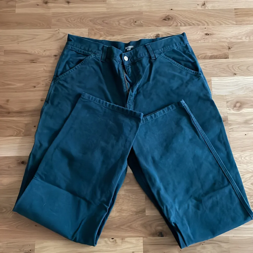 Gröna Carhartt carpenter byxor. Använda 2-3 gånger, är för stora för mig. Jeans & Byxor.