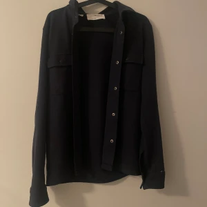 Selected Homme Overshirt  - En riktigt fin Overshirt som tyvärr hann bli för liten med knappt nån användning av, skick 10/10, färg mörkblå, inte en skråma på tröjan.