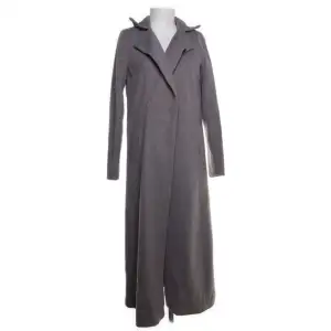 Jättefin grå kappa i nyskick, storlek s/m. perfekt till våren. säljer då jag har en liknande ⭐️ använd ”köp nu”. 