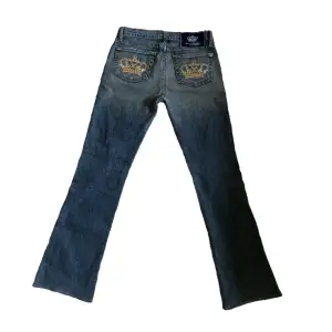 Säljer ett par blå VB jeans som är lågmidjade o bootcut. De är i rätt så bra skick men är dock lite slitna längst ned (kan skicka bild) o saknar stenar på fickorna. Kronorna är lite beigeaktiga. Hör av dig vid frågor!🫶🏻🫶🏻