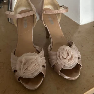 Klackar - Säljer dessa jätte söta klackarskorna som är parfekta till sommaren 💘