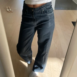 Skimriga jeans - Blå skimriga jeans från Zara, aldrig använda.