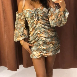 Klänning - Blommig klänning, perfekt för sommaren, har använt den fåtal gånger🤍 köpte den för 600kr från Dennis Maglic , säljer för endast 300kr men pris kan diskuteras 🤍 skriv om ni har frågor eller för fler bilder 