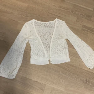 Vit kofta - Söt vit stickad kofta från New Look🎀 Blir lite elektriskt när man tar av den. Storlek Xs men passar S också! Svarar gärna på frågor om mått, prisförslag osv❤️