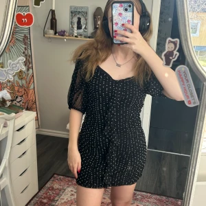 Zara Klänning - Superfin klänning från Zara, köpt second hand. Fint skick! Köparen betalar för frakten och katt finns i hem 🏡 