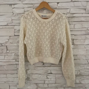 Virkad  topp zara - Jätte söt virkad topp från zara som endast är använd en gång (har vanligt storlek xs-s men gått upp i denna pga liten i storleken)