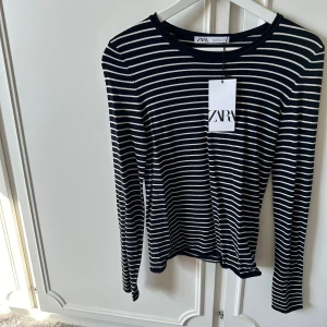Tröja - Säljer denna fina tröja från Zara🤍  Aldrig använd därmed prislapp kvar!🤍