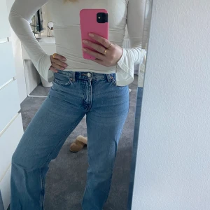 Raka jeans - Super fina raka lågmidjade jeans från Gina! De är köpta förra året och har en superfin tvätt! 
