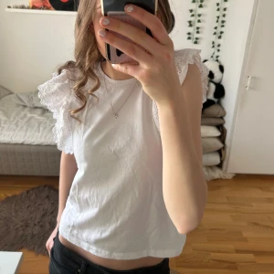 Zara topp - Fin zara topp som aldrig kommer till användning pga att jag har för mycket kläder. Använd ett fåtal gånger bara. Hör av er vid frågor, kan tänka mig sänka priset vid snabb affär💗