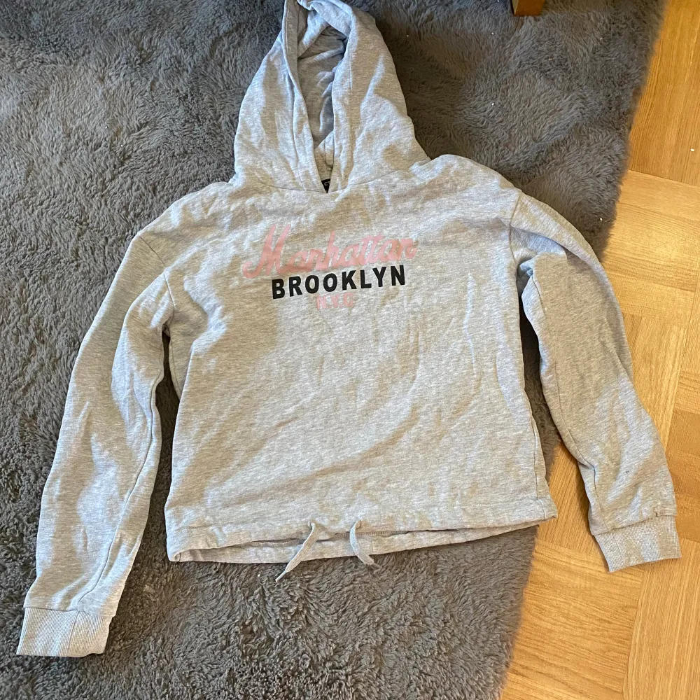 Använd ett fåtal gånger. Det står Manhattan Brooklyn N.Y.C på tröjan. Använd ett fåtal gånger.. Hoodies.