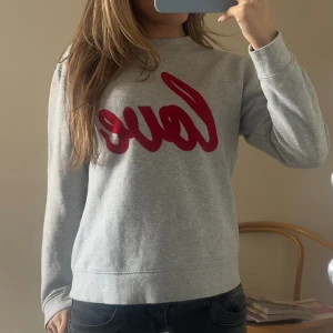 Love tröja - Säljer nu denna grå tröja där de står love på med röd text. Den är super skön och aldrig använd❤️