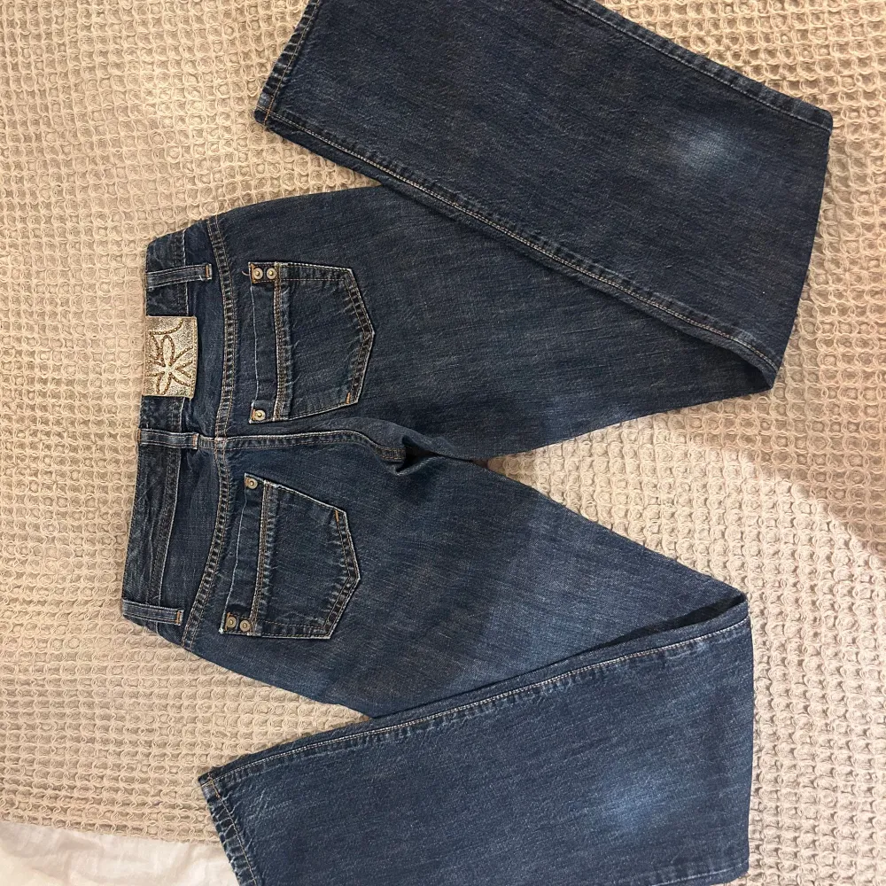 Supersnygga lågmidjade jeans från LTB.  Midjemått rakt över: 33 cm  Innerben: 82 cm. Jeans & Byxor.
