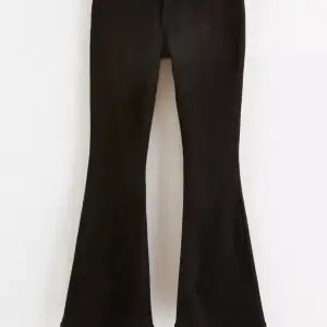 Svarta jeans från Lindex👖fina ganska Low waist och passar ca 160-165 cm💕 köpare står för frakt 