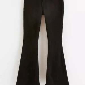 Svarta jeans  - Svarta jeans från Lindex👖fina ganska Low waist och passar ca 160-165 cm💕 köpare står för frakt 