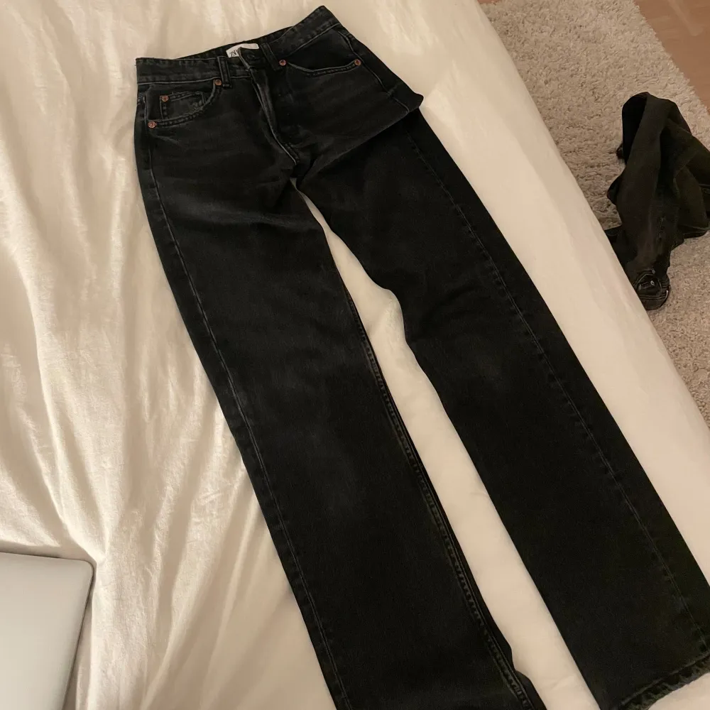 Mid-rise jeans i storlek 32 från zara💙💙. Jeans & Byxor.