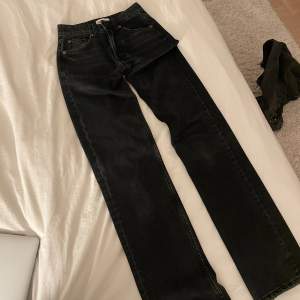 Mid-rise jeans i storlek 32 från zara💙💙