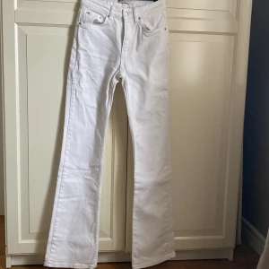 Vita jeans utsvängda Gina - Stl 34 Använda 1 g 