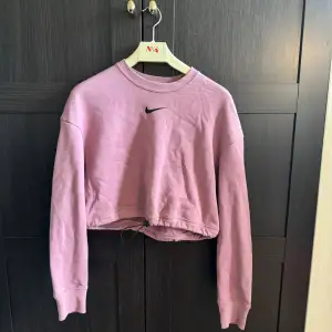 Rosa Nike tröja i storlek S, tröjan har använts någon gång och är i mycket bra skick!