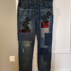 Helt nya jeans - De är försmå för mig så kan inte ta bild med dom på. 