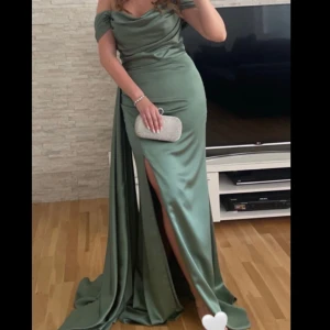 BALKLÄNNING - Säljer en jätte fin grön satin klänning som passar perfekt till balen! Klänningen är i storlek M och är i bra skick då den endast har använts en gång. Nypris 2200 kr, säljer den för 1200 kr men priset kan diskuteras. 