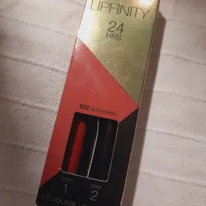 💄Max Factor - Lipfinity 2-step Long Lasting Lipstick i färgen 102 Glistening, 2,3 ml + 1,9 g.  💄Helt ny och oöppnad. 💄Nypris på Lyko 209 kr. Mitt pris 90 kr. 💄Högpigmenterad formula som håller i upp till 24 timmar.
