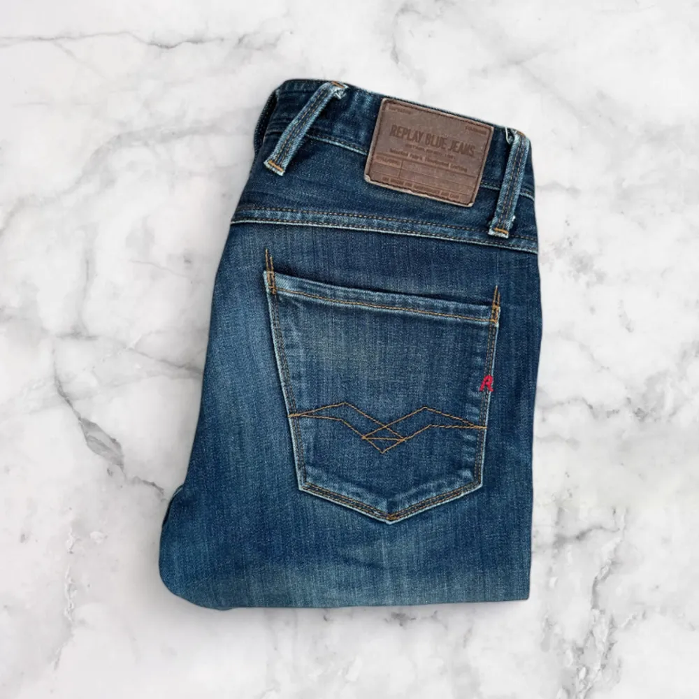 Väldigt snygga Replay Jeans! Byxan har en väldigt fin passform och en snygg tvätt, skicket är 8,5/10 och storleken är W29/L34.   Kontakta vid fler frågor eller funderingar🤝. Jeans & Byxor.