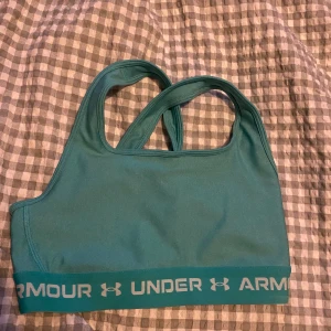 Ny sport-bh från under Armour, S - Använd en gång. Blå sport-bh i storlek S.