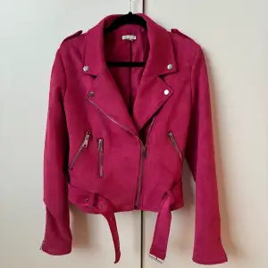 Jättecool rosa biker jacket från NLY i mocka imitation som inte kommer till användning. Fint skick💕 100 kr exkl frakt 