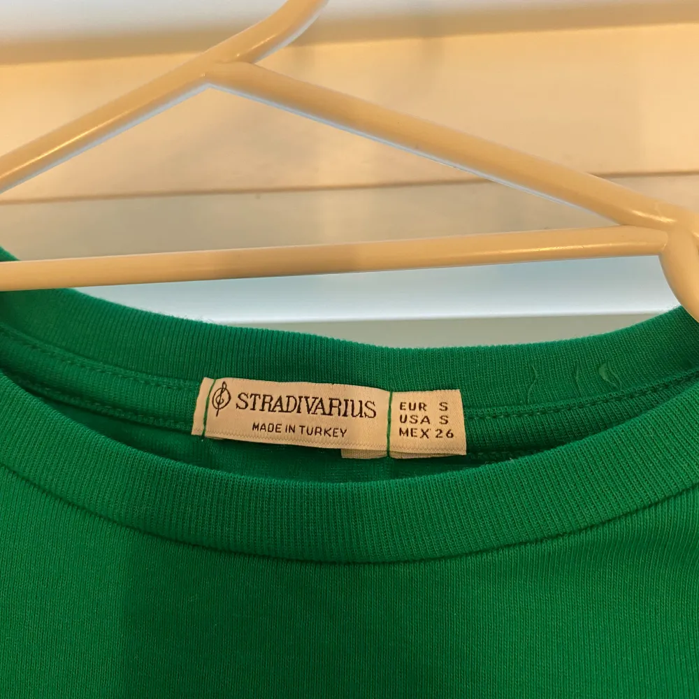 Väldigt fin grön T-shirt. Aldrig använd. . T-shirts.