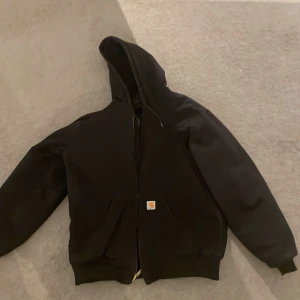 Carhartt Jacka - Fetaste carhartt jackan, hade den förra höst/vinter och den funka perfekt! Inga skador eller liknande.