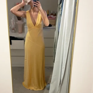 Balklänning💛 - Säljer en helt ny super fin balklänning som endast är testad. Prislappen kvar och påse den kom i skickas med. Sitter så så så bra men säljer för jag har valt en annan klänning💛 Nypris :ca 1400  