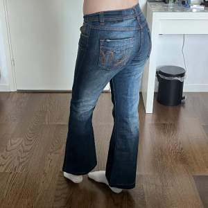 Vintage lågmidjade bootcut jeans från Strut. Midjemått: 78 cm. Innerbenslängd: 72 cm. Inga defekter. Modellen är 167 cm lång. Skriv privat för mer bilder och mått 💘